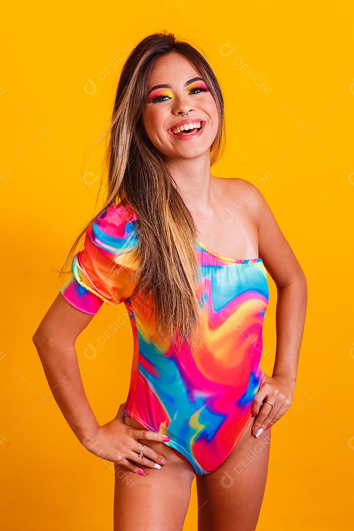retrato de linda jovem vestindo roupa de praia em fundo amarelo. Conceito de verão e férias