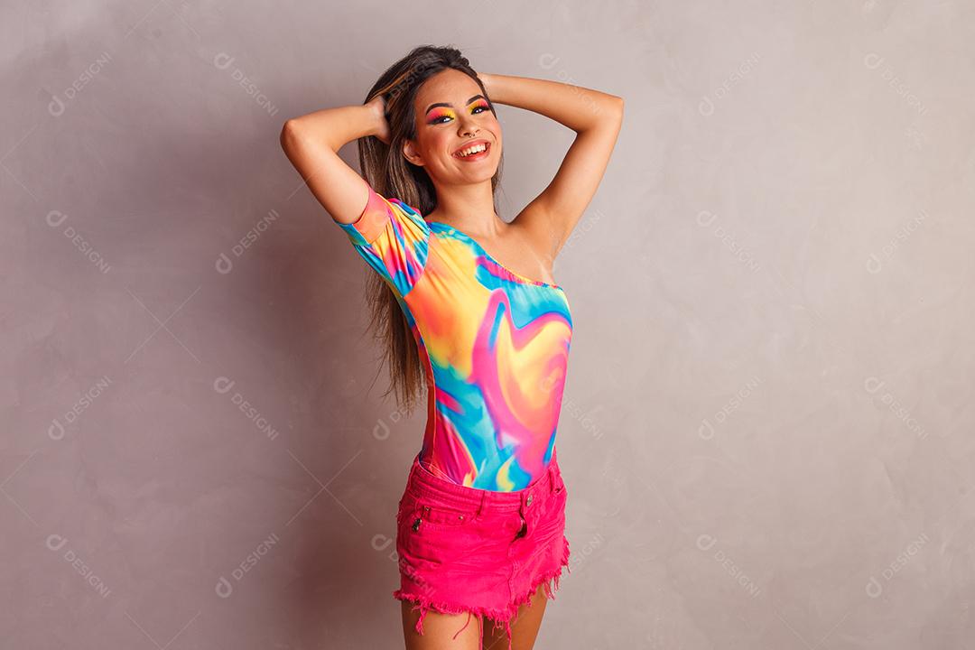 retrato de linda jovem vestindo roupa de praia em fundo amarelo. Conceito de verão e férias