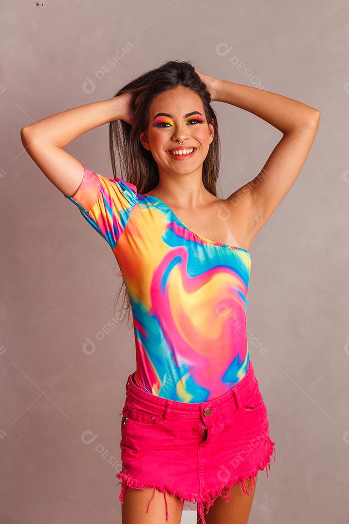 retrato de linda jovem vestindo roupa de praia em fundo amarelo. Conceito de verão e férias