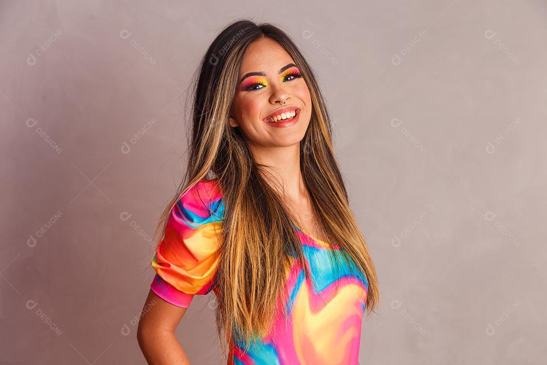 retrato de linda jovem vestindo roupa de praia em fundo amarelo. Conceito de verão e férias