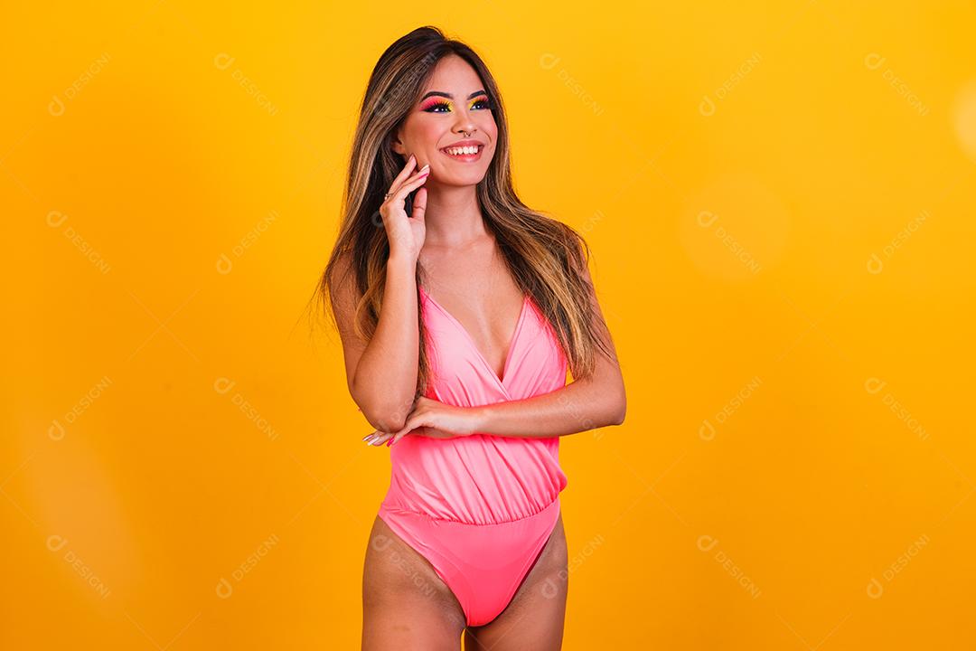 retrato de linda jovem vestindo roupa de praia em fundo amarelo. Conceito de verão e férias