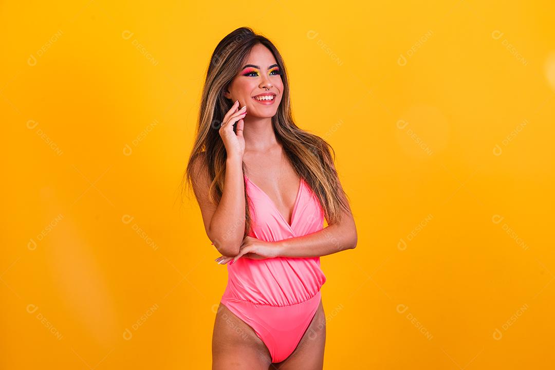 retrato de linda jovem vestindo roupa de praia em fundo amarelo. Conceito de verão e férias