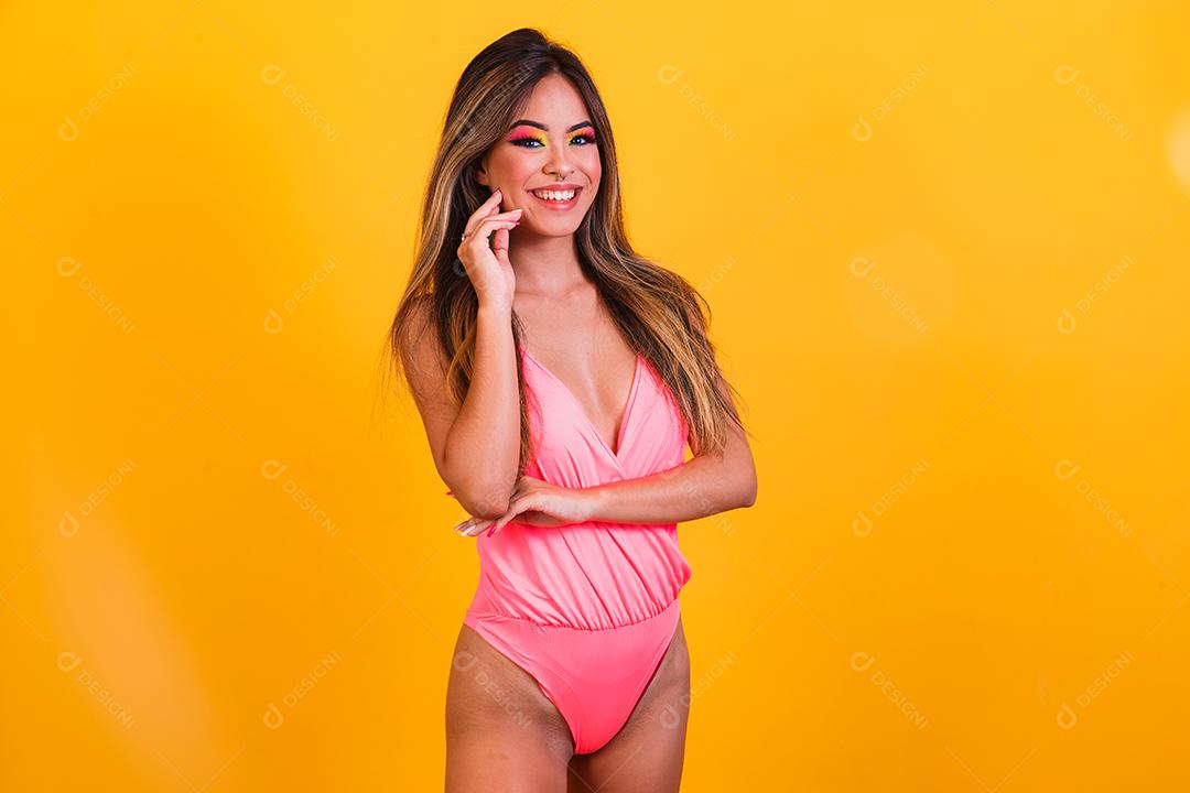 retrato de linda jovem vestindo roupa de praia em fundo amarelo. Conceito de verão e férias