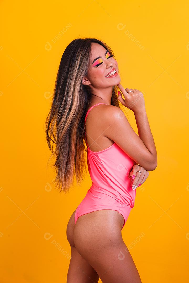 retrato de linda jovem vestindo roupa de praia em fundo amarelo. Conceito de verão e férias