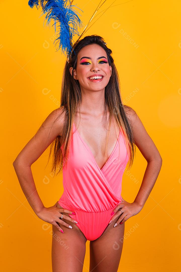 retrato de linda jovem vestindo roupa de praia em fundo amarelo. Conceito de verão e férias