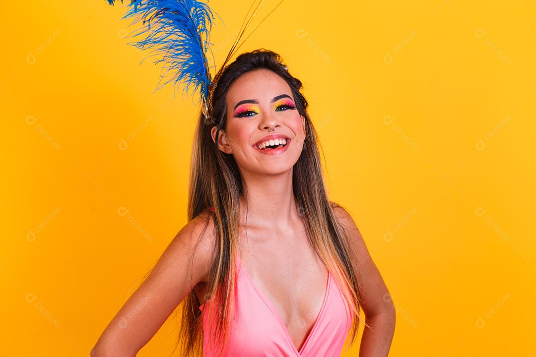 jovem mulher bonita vestida para carnaval