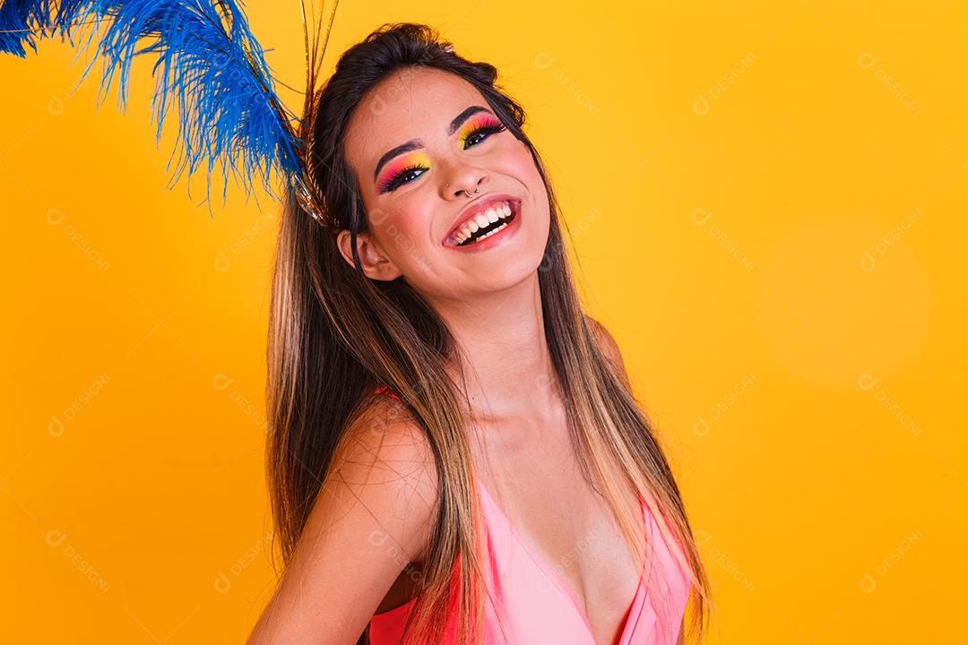 jovem mulher bonita vestida para carnaval