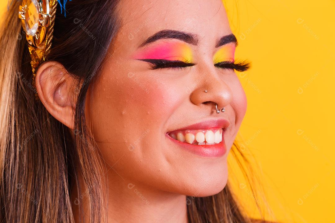 jovem mulher bonita vestida para carnaval