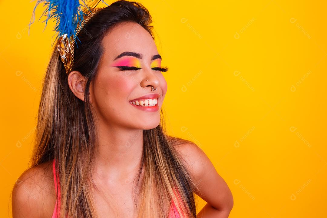jovem mulher bonita vestida para carnaval e maquiagem colorida