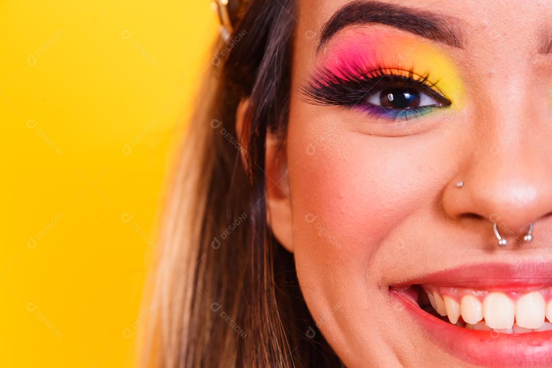 jovem mulher bonita vestida para carnaval e maquiagem colorida
