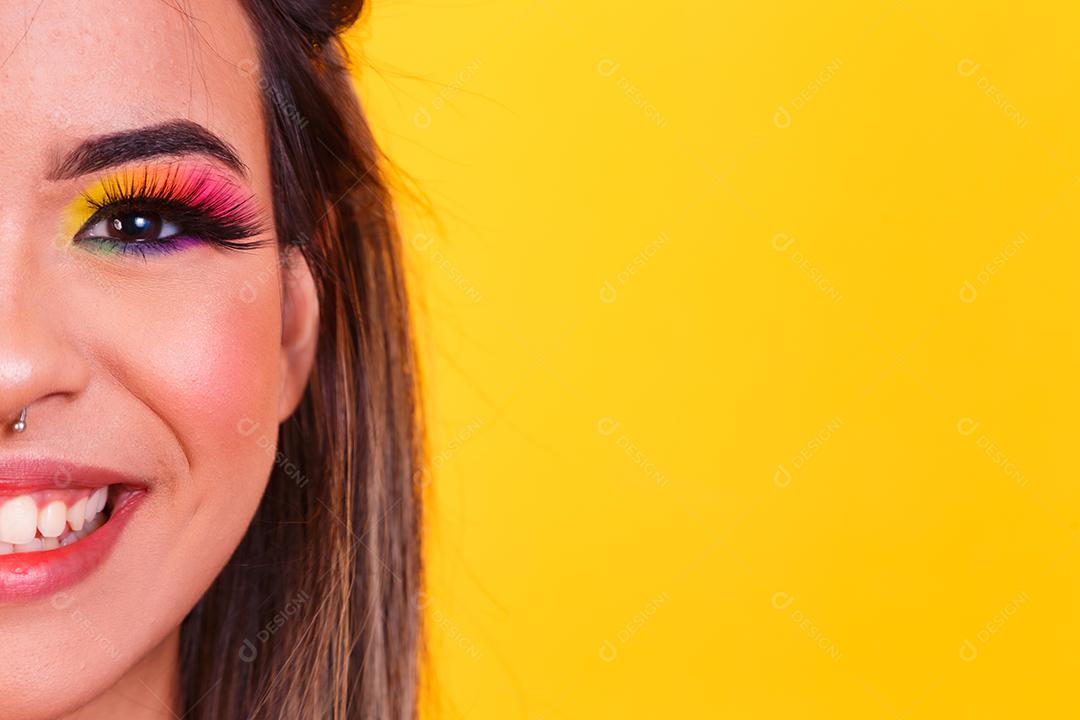 jovem mulher bonita vestida para carnaval e maquiagem colorida