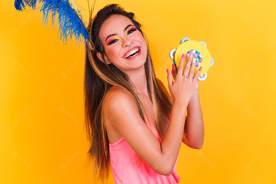 jovem mulher bonita vestida para carnaval e maquiagem colorida