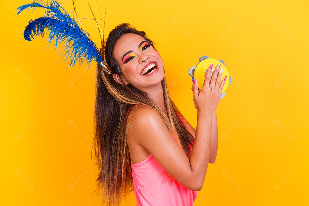 jovem mulher bonita vestida para carnaval e maquiagem colorida