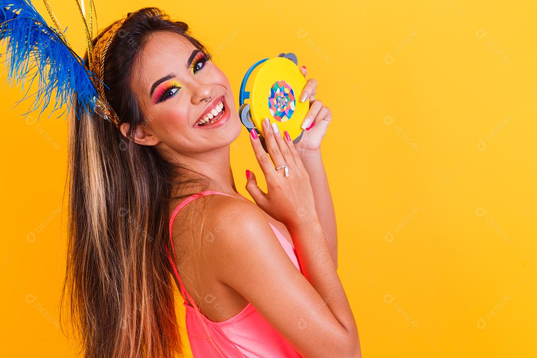 jovem mulher bonita vestida para carnaval e maquiagem colorida