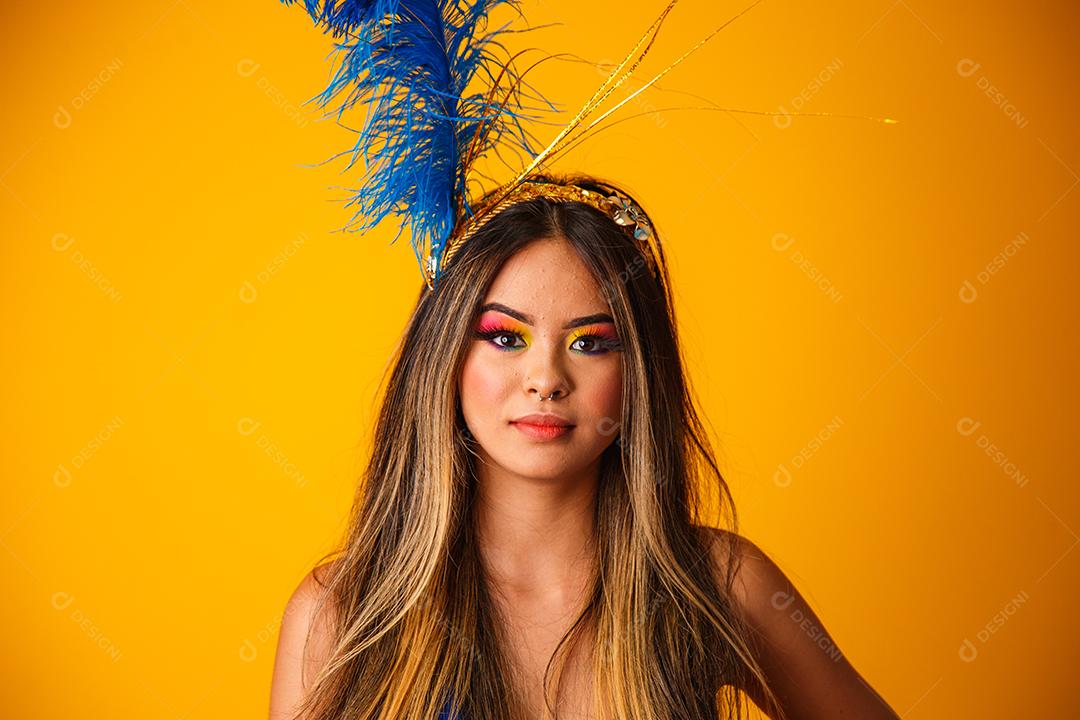 Jovem mulher bonita vestida para carnaval