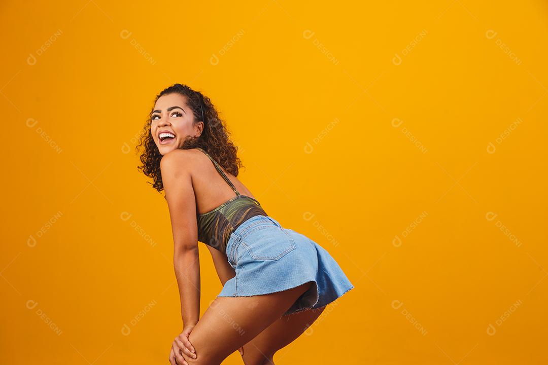 mulher afro dançando funk. Mulher dançando