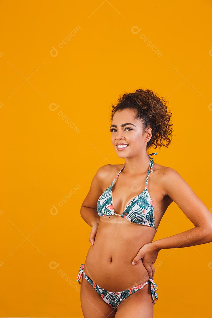 Linda mulher cabelo cacheado usando biquíni praia verão