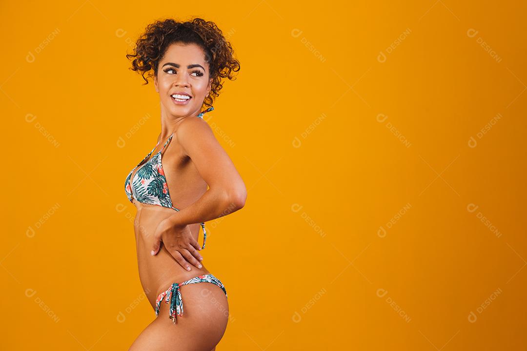 Linda mulher cabelo cacheado usando biquíni praia verão