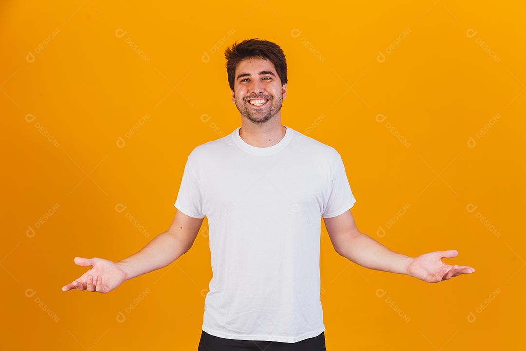 homem bonito apontando para o lado