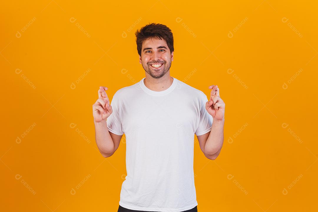 Um retrato de um jovem com dedos cruzados