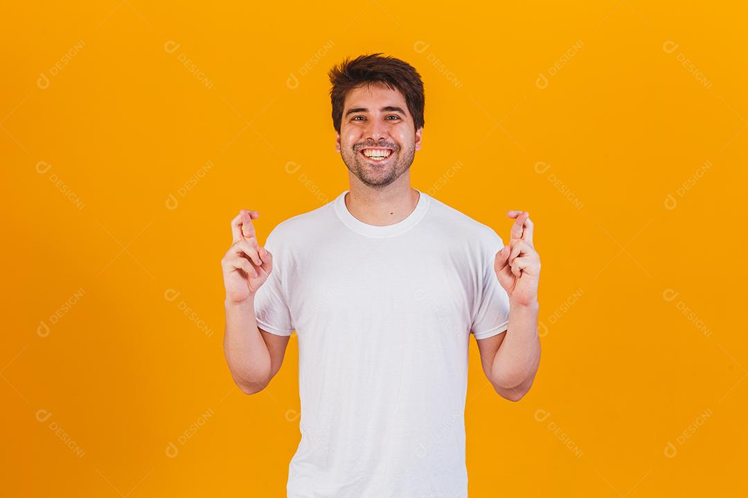 Um retrato de um jovem com dedos cruzados