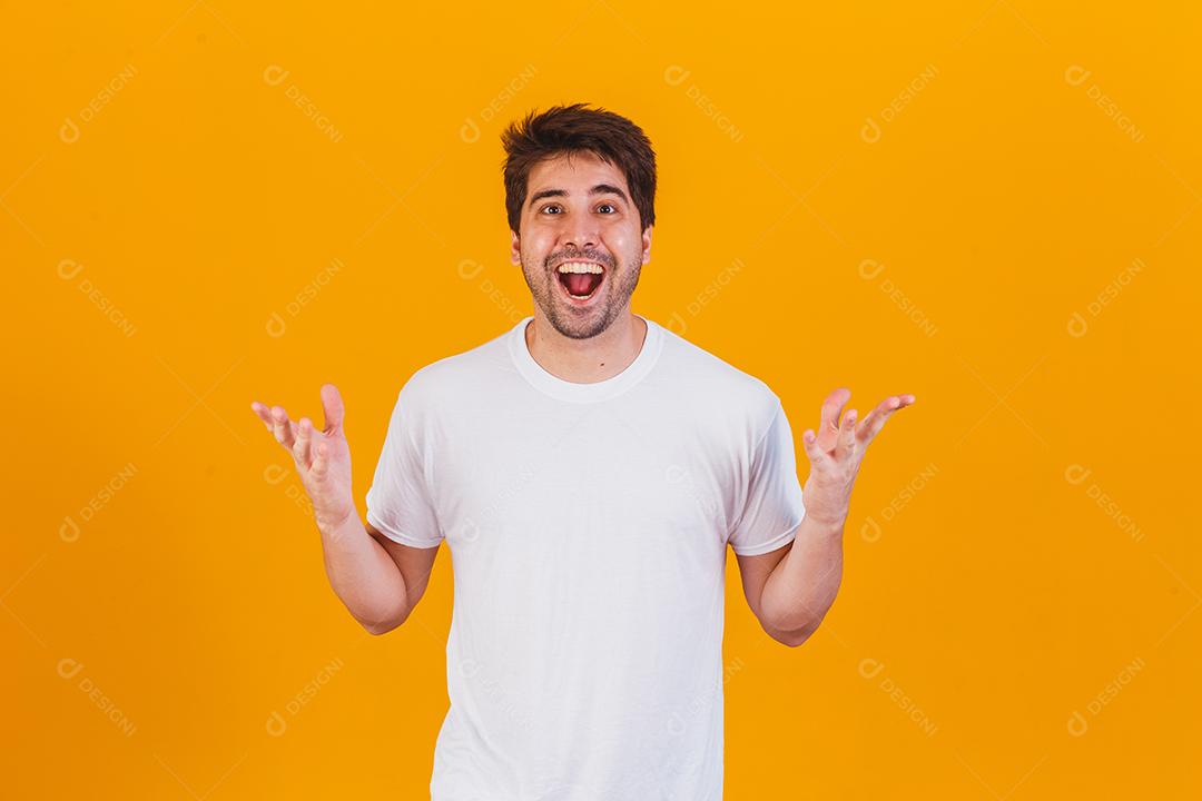 Um retrato de um jovem com dedos cruzados