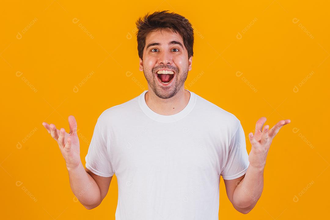 homem bonito apontando para o lado