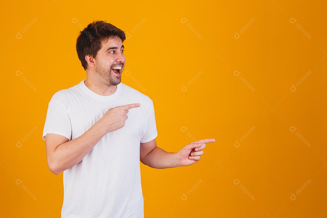 homem bonito apontando para o lado