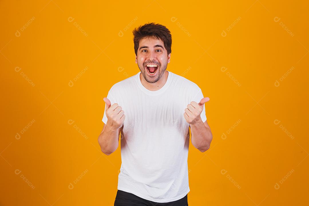 jovem expressivo. menino feliz animado