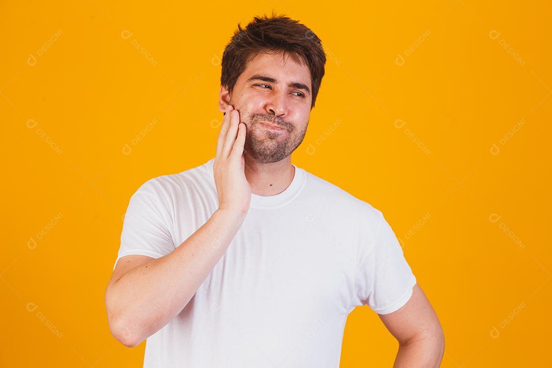 jovem com dor de dente. conceito de dentista