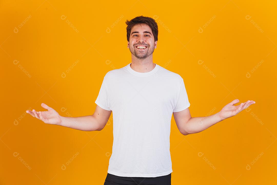 homem bonito apontando para o lado