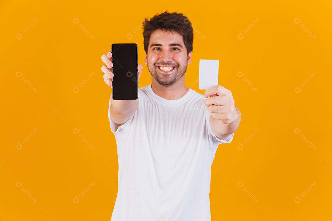 jovem bonito com celular e cartão de crédito fazendo compras pelo aplicativo