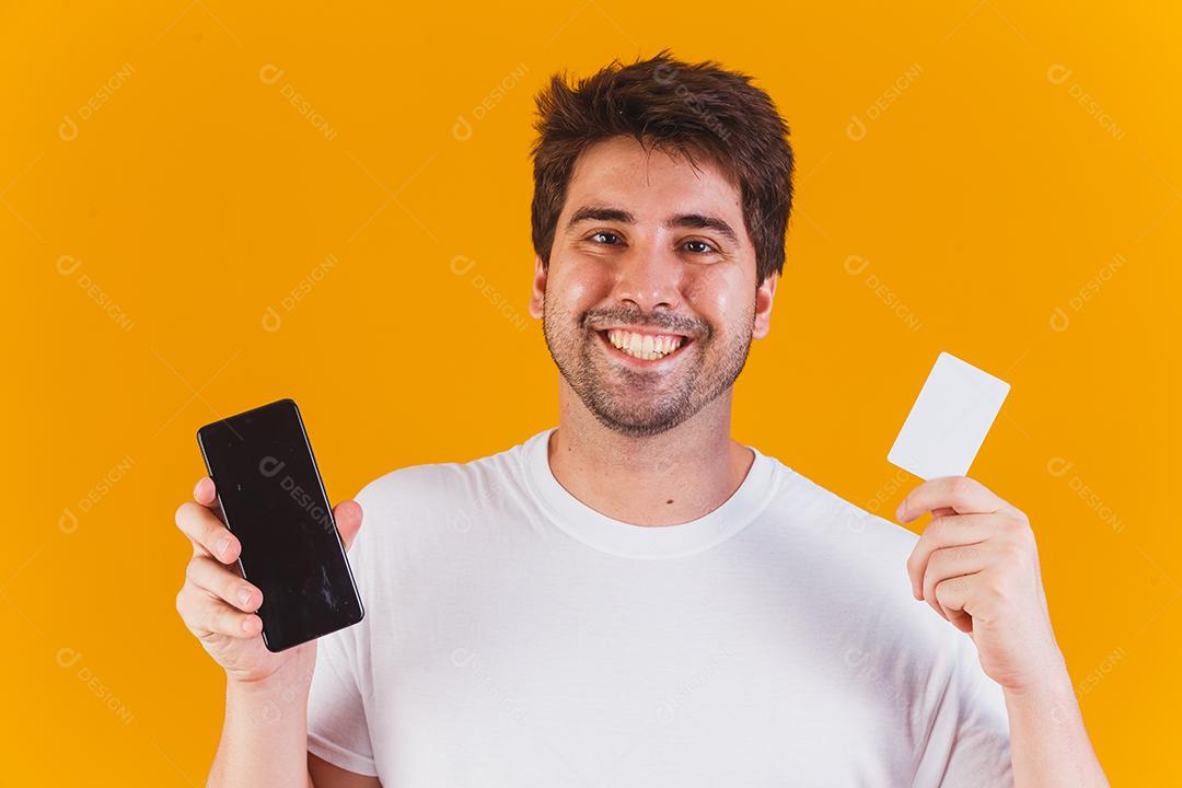 jovem bonito com celular e cartão de crédito fazendo compras pelo aplicativo