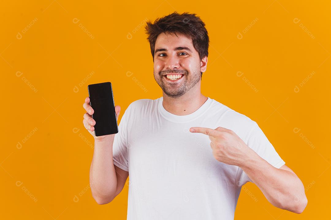 homem bonito com celular nas mãos apontando