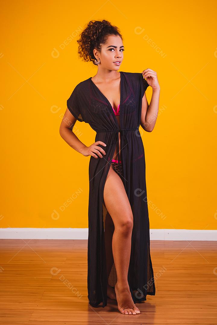 Mulher bonita com roupa de praia. Conceito de férias e verão