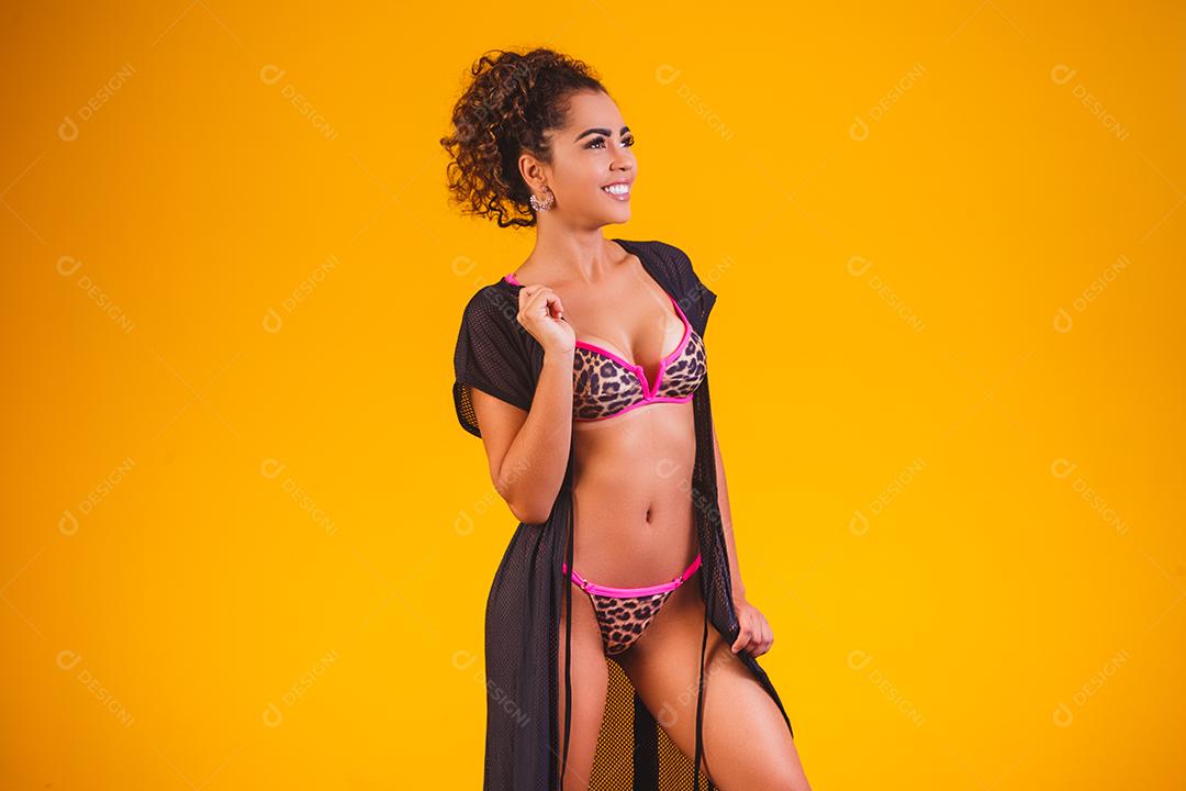 Mulher bonita com roupa de praia. Conceito de férias e verão