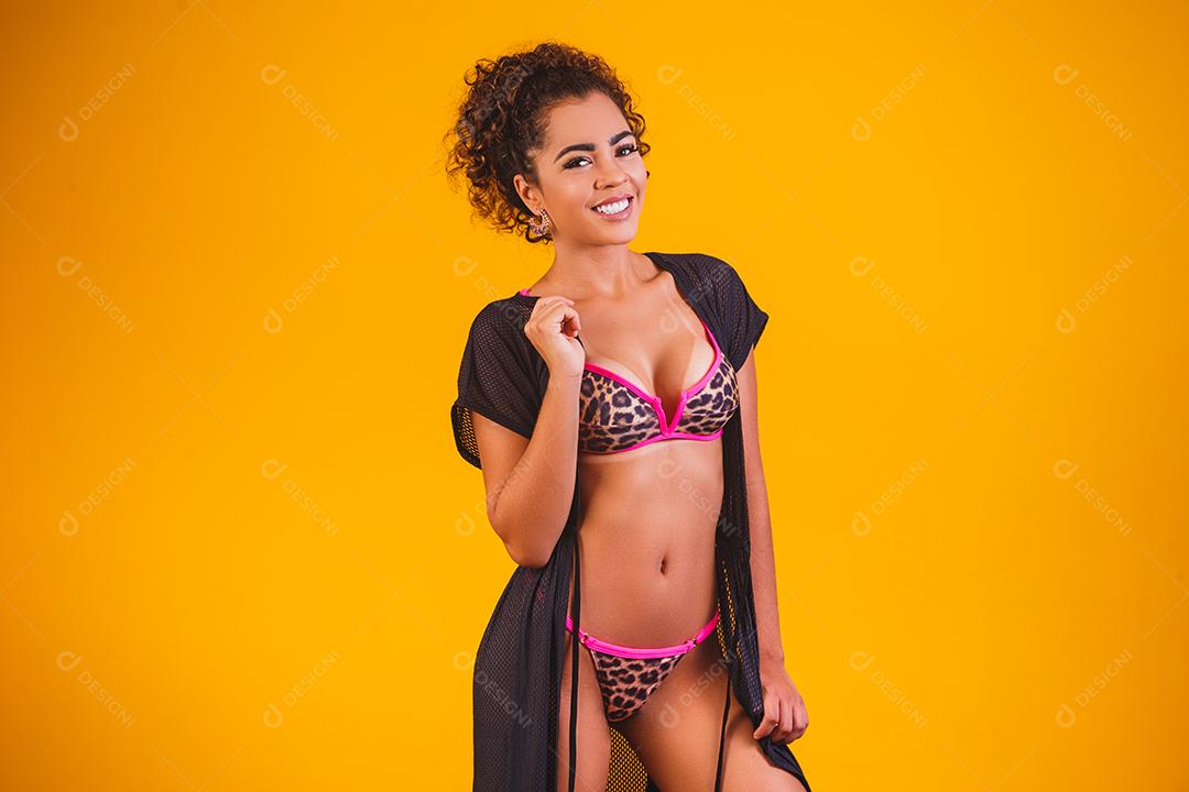 Mulher bonita com roupa de praia. Conceito de férias e verão
