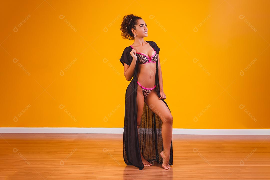 Mulher bonita com roupa de praia. Conceito de férias e verão