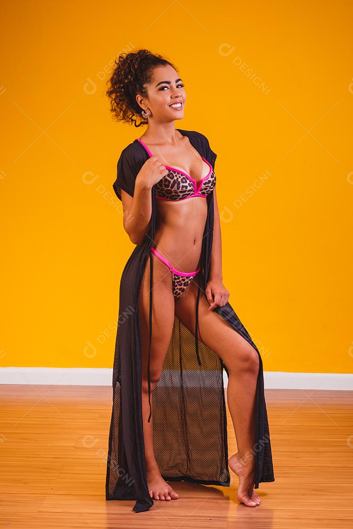 Mulher bonita com roupa de praia. Conceito de férias e verão