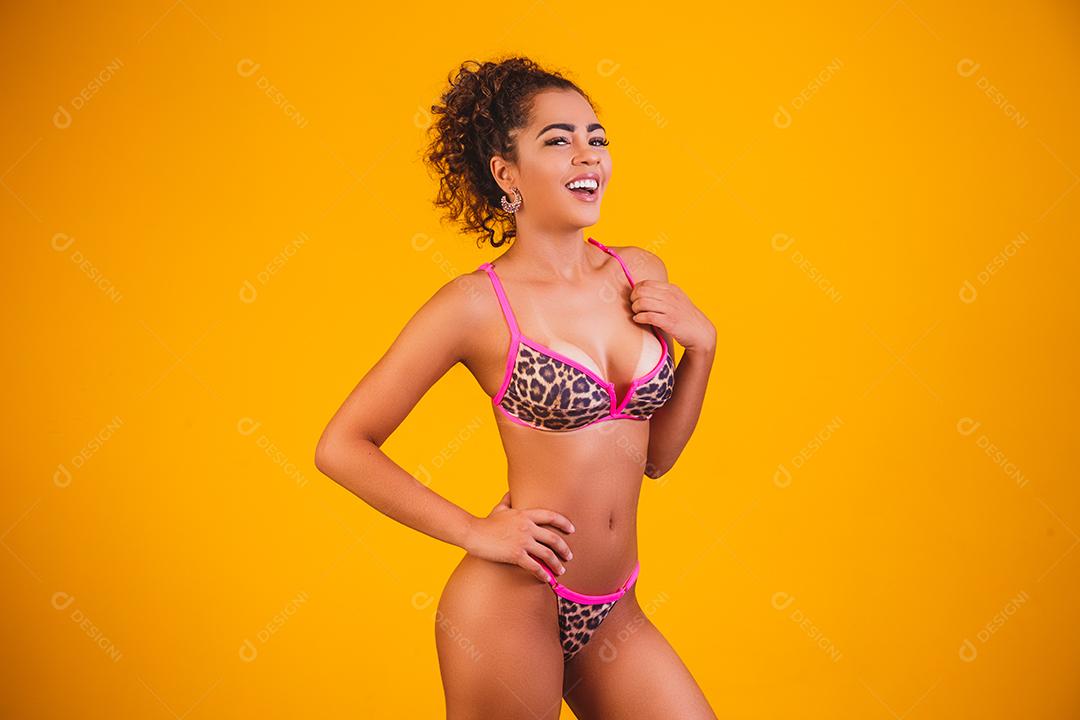 Mulher bonita com roupa de praia. Conceito de férias e verão