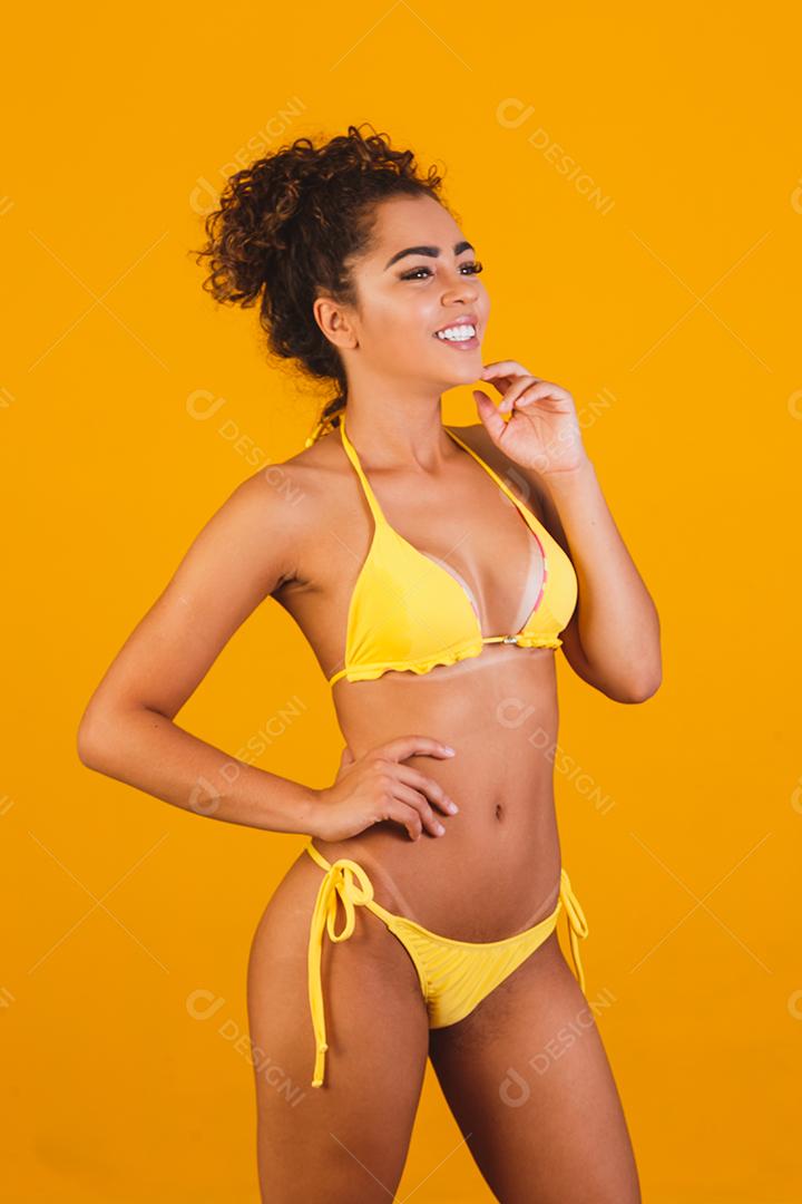 Mulher bonita com roupa de praia. Conceito de férias e verão