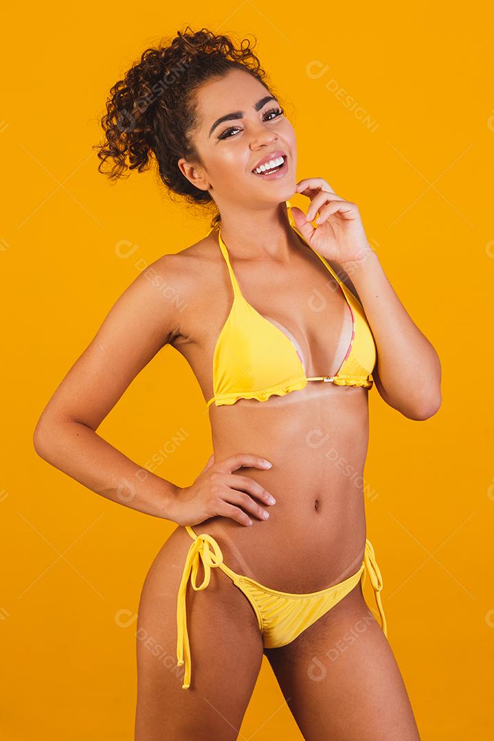 Mulher bonita com roupa de praia. Conceito de férias e verão