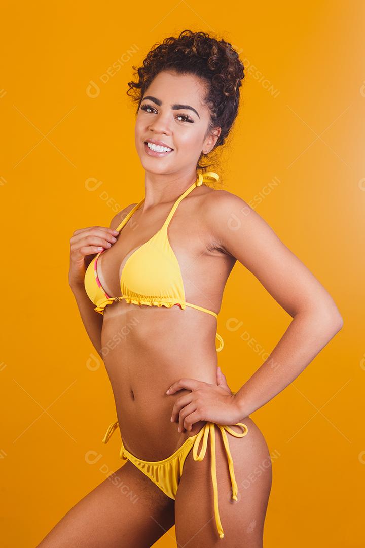 Mulher bonita com roupa de praia. Conceito de férias e verão