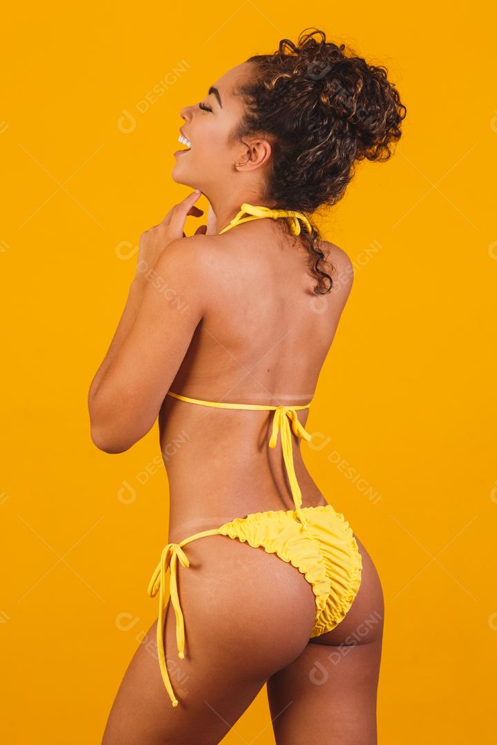 Mulher bonita com roupa de praia. Conceito de férias e verão