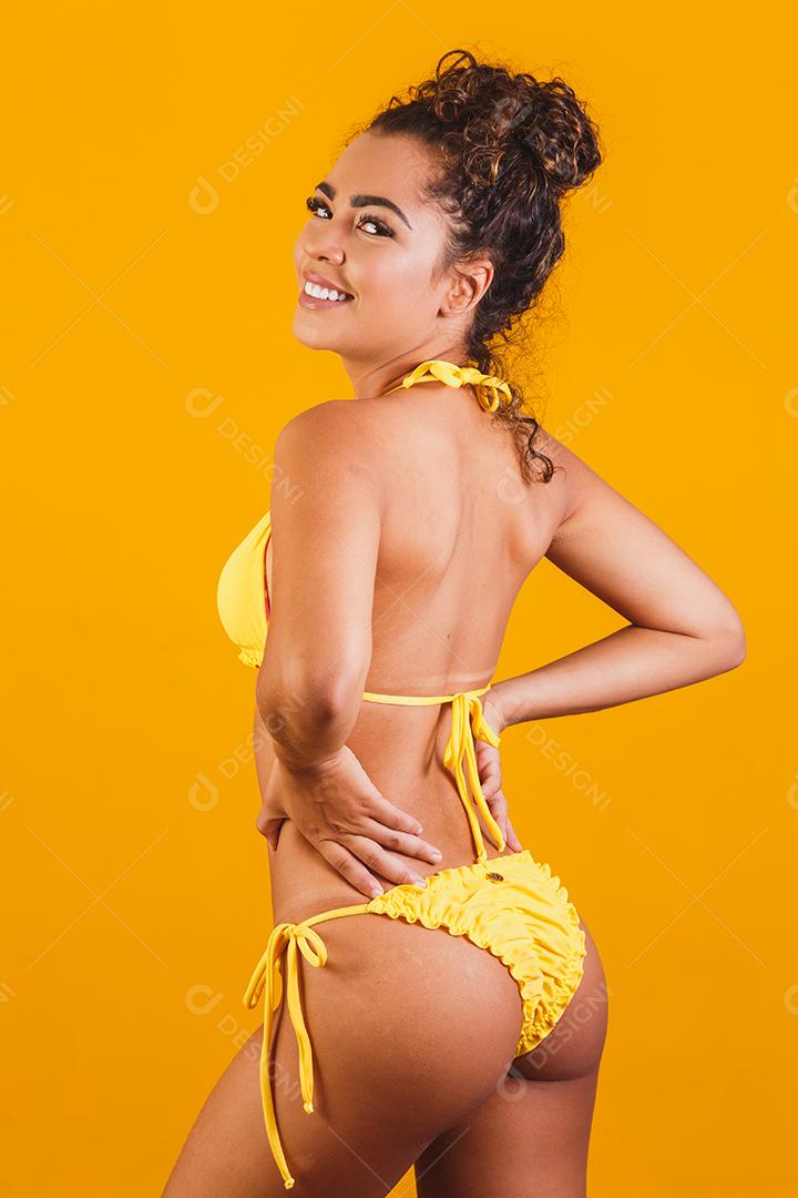 Mulher bonita com roupa de praia. Conceito de férias e verão