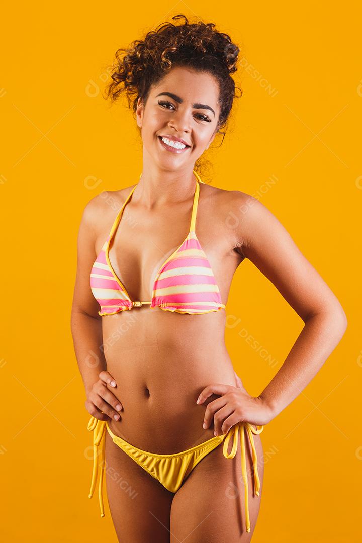 Mulher bonita com roupa de praia. Conceito de férias e verão