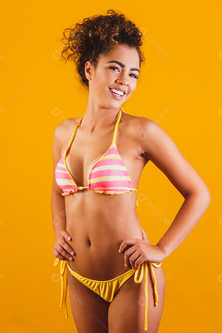 Mulher bonita com roupa de praia. Conceito de férias e verão