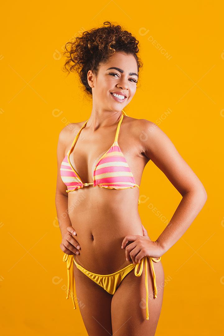 Mulher bonita com roupa de praia. Conceito de férias e verão