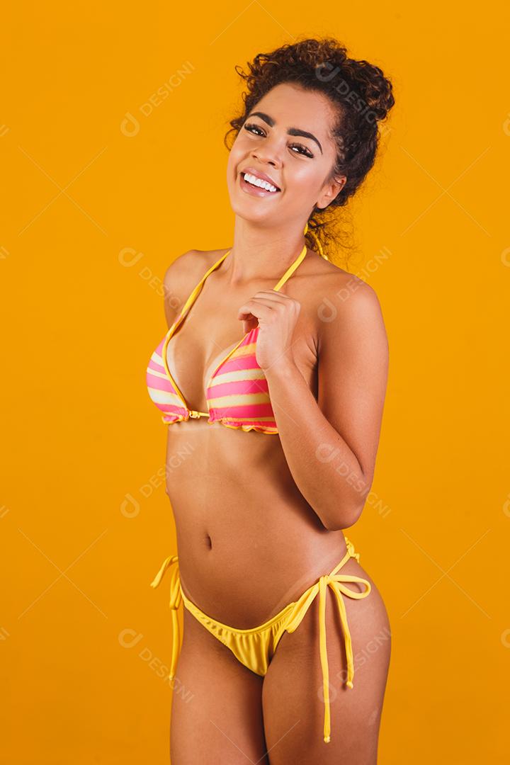 Mulher bonita com roupa de praia. Conceito de férias e verão