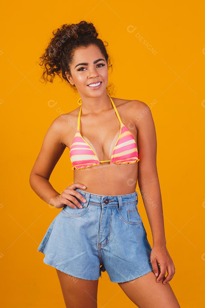 Mulher bonita com roupa de praia. Conceito de férias e verão